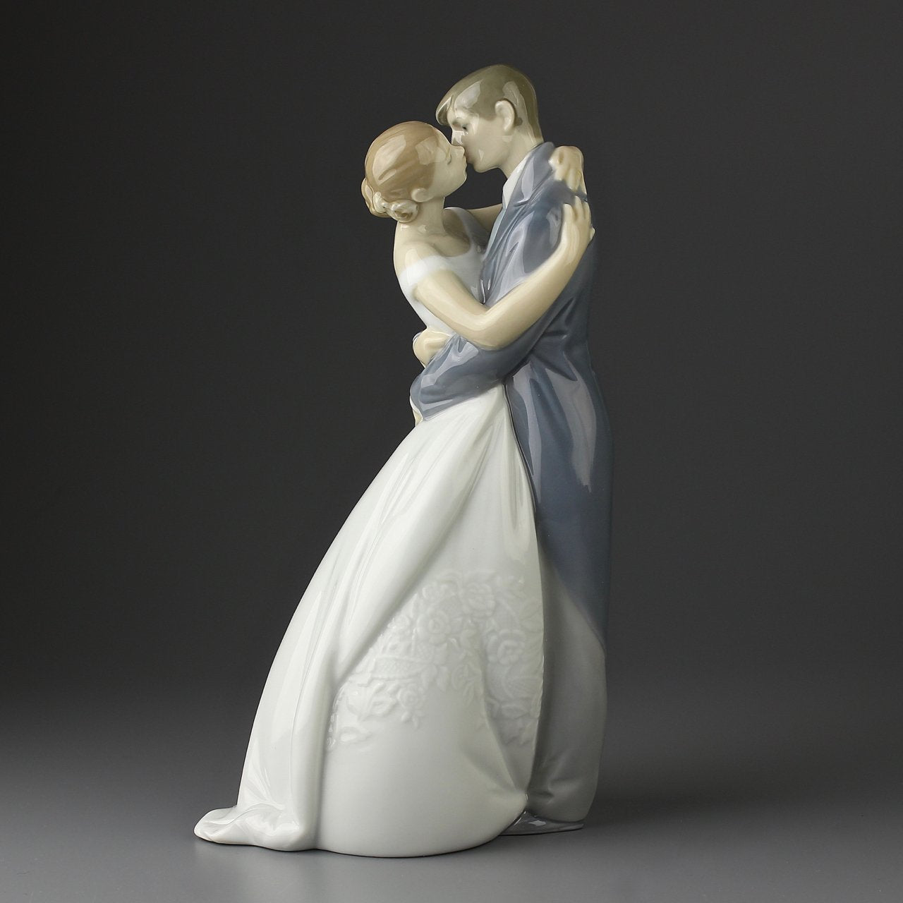 NAO "A Kiss Forever" - Spouses Kissing Figurine