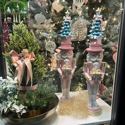 Soldatino Schiaccianoci Rosa in Resina con Albero (H 51 cm)